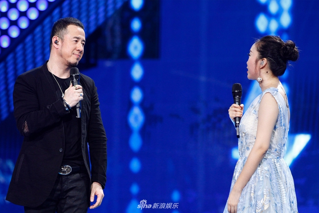 组图:华晨宇白衣亮相《天籁》 双手合十走心演唱模样虔诚