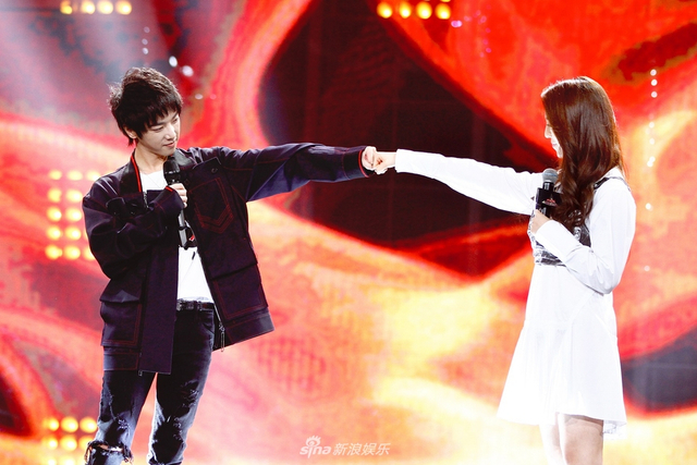 组图:华晨宇白衣亮相《天籁》 双手合十走心演唱模样虔诚