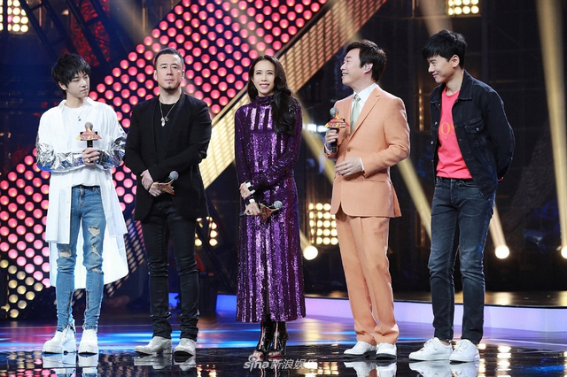 组图:华晨宇白衣亮相《天籁》 双手合十走心演唱模样虔诚