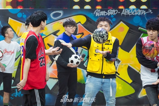 组图：艾福杰尼《天天》表演说唱 秀花式篮球技巧综艺力max