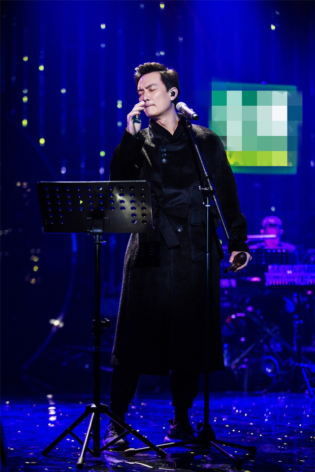 《歌手》李泉穿睡袍登台称太热 不弹钢琴大秀陶笛