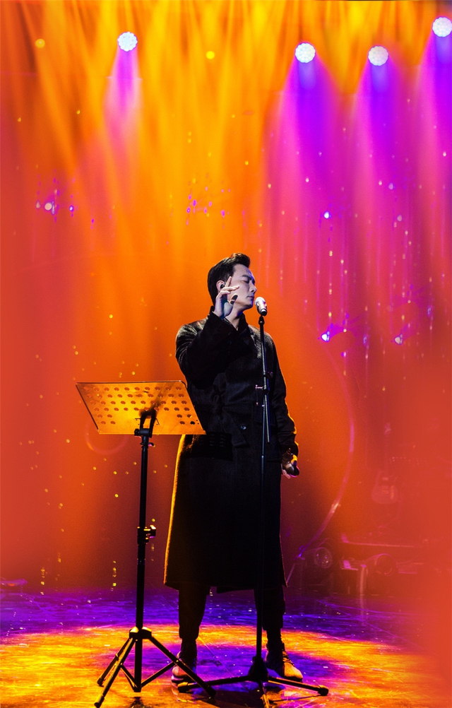 《歌手》李泉穿睡袍登台称太热 不弹钢琴大秀陶笛