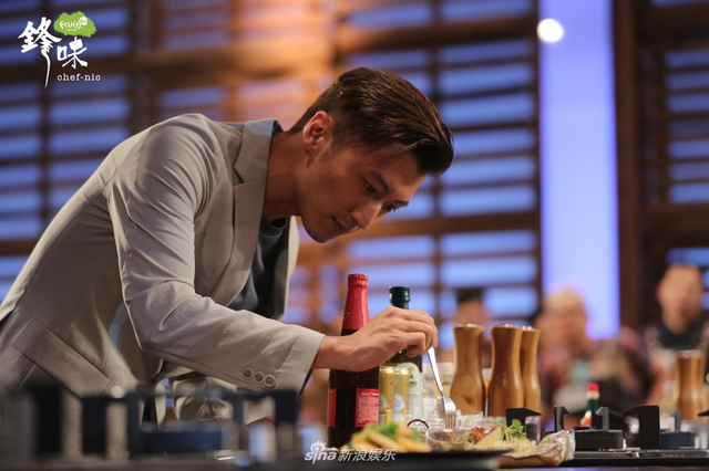 组图：《锋味》谢霆锋江振诚过招 180道美食吃懵SNH48