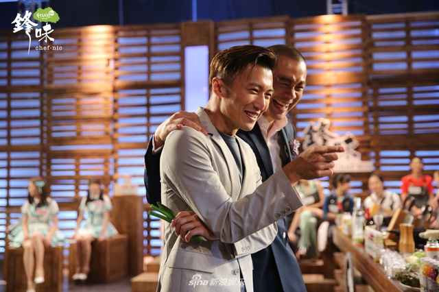 组图：《锋味》谢霆锋江振诚过招 180道美食吃懵SNH48