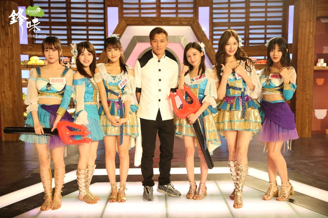 组图：《锋味》谢霆锋江振诚过招 180道美食吃懵SNH48