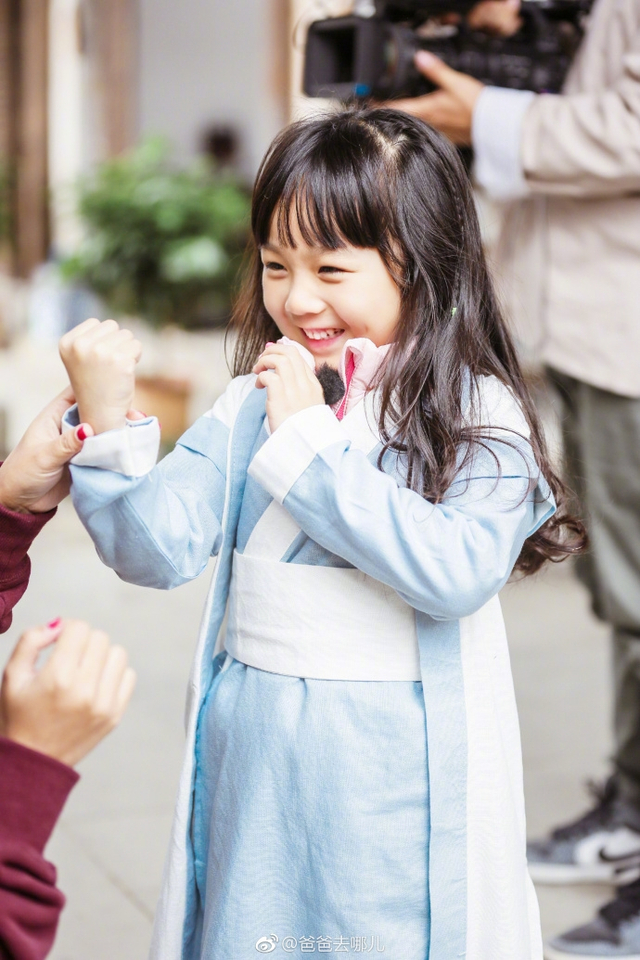 小山竹穿古装变书生 歪头大笑侧颜超美