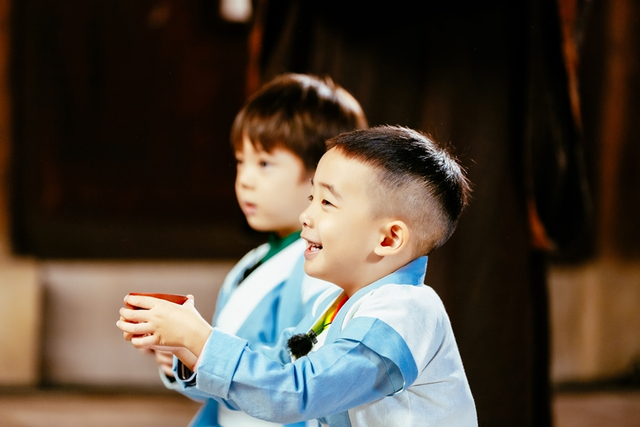 《爸爸5》收官萌娃学礼仪 嗯哼jasper对拜结兄弟