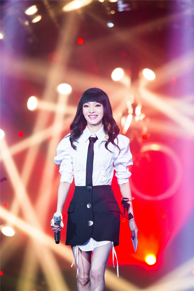 摘要:《歌手》节目中,张韶涵换上了久违的齐刘海造型,搭配学院风装扮