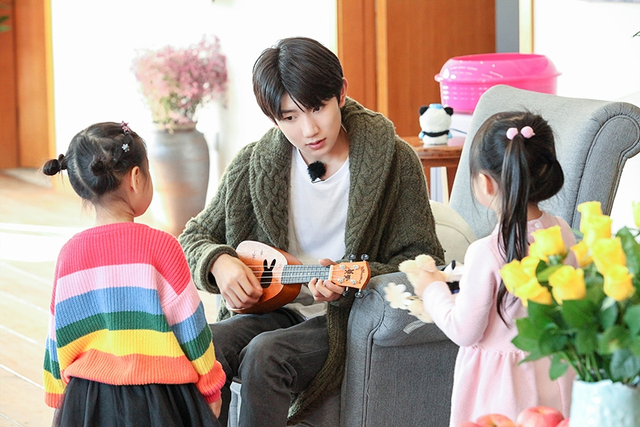 王源为小朋友变魔术做棉花糖哥哥力max_新浪图片