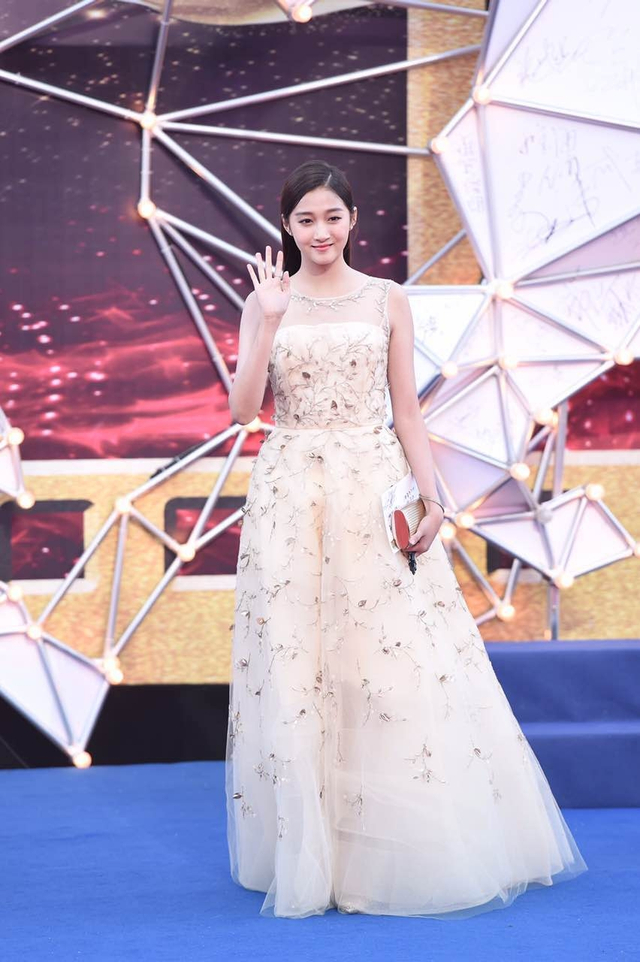 金鸡奖红毯 关晓彤卢靖姗斗艳