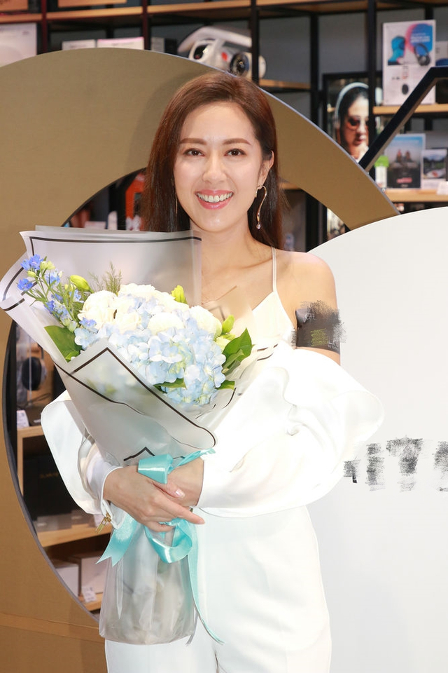 唐诗咏出席活动甜美亮相 一身白衣笑容满面_新浪图片