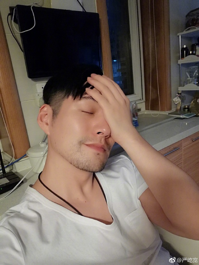 严屹宽收工回家与妻女视频 侧颜帅气捂脸卖萌表情搞笑