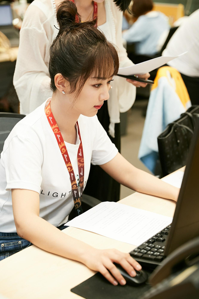 组图：杨紫任职新浪娱乐星小编 古灵精怪现场展示rap实力