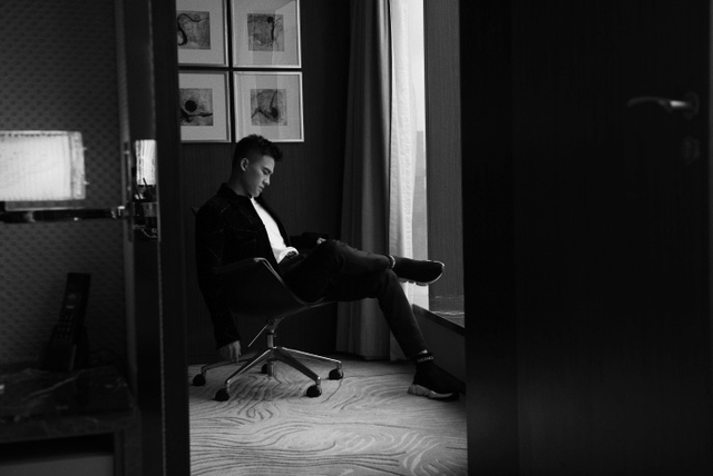 欧豪黑衣黑裤斜坐沙发凹造型 表情冷酷眼神很犀利