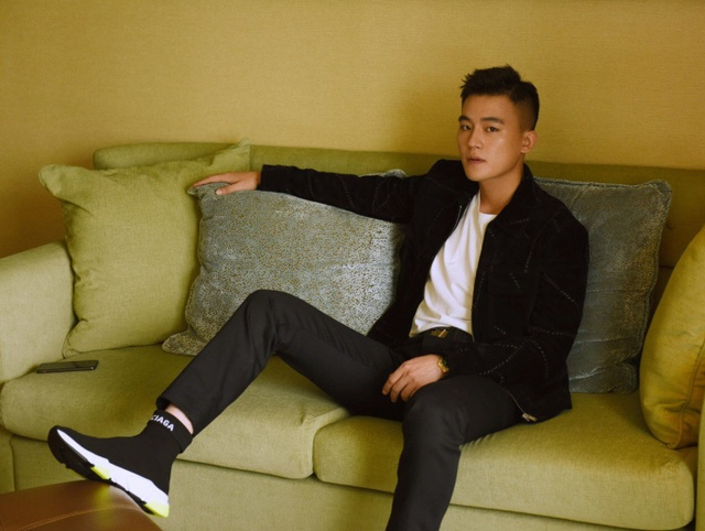 欧豪黑衣黑裤斜坐沙发凹造型 表情冷酷眼神很犀利