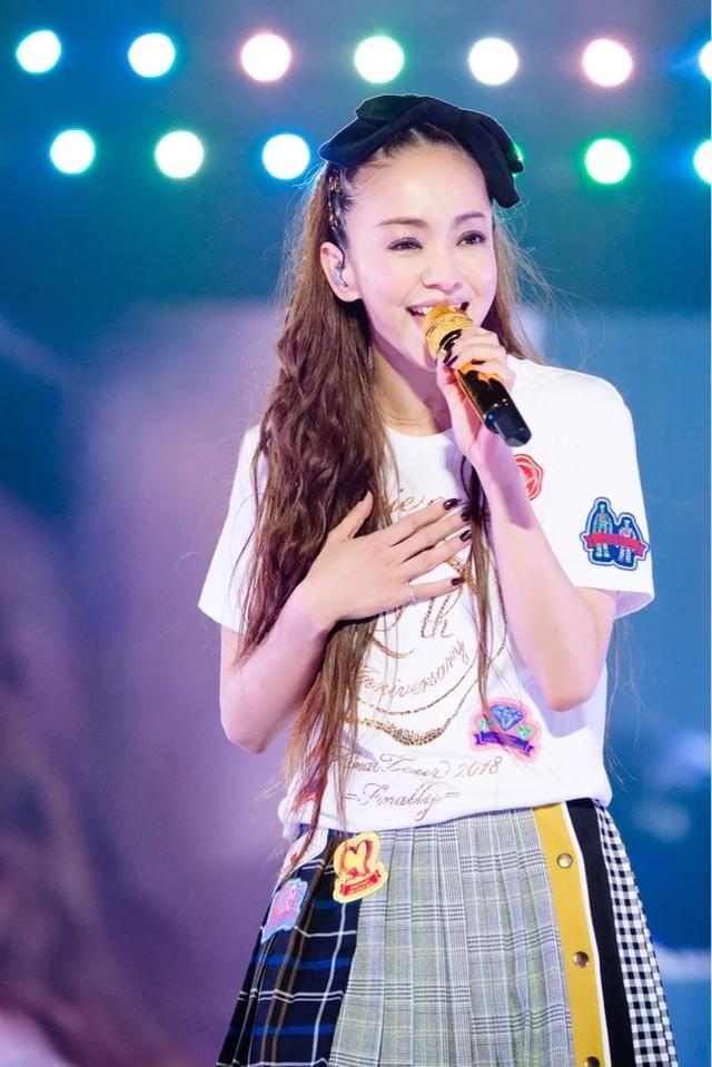 安室奈美惠巡演终场举办六千粉丝会场外等候_新浪图片