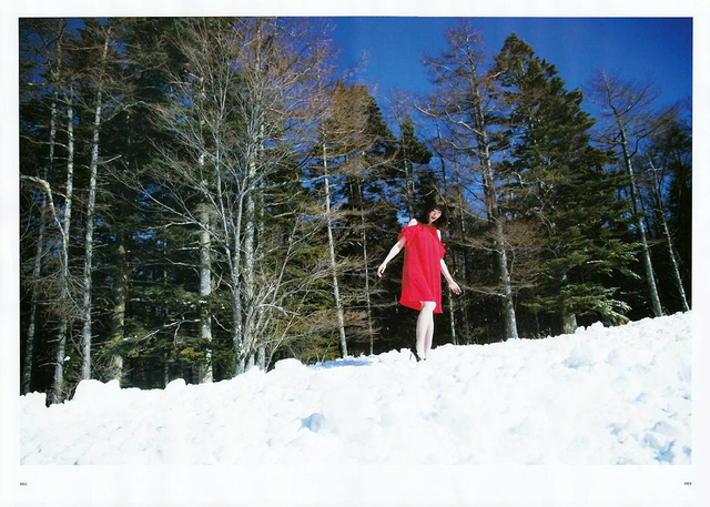 日本女星不怕冻 大雪天穿短裙光腿拍写真_新浪图片