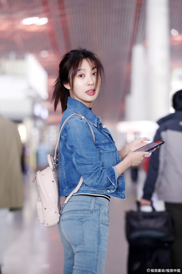 李菲儿牛仔装现身机场 扎马尾显青春活力_新浪图片