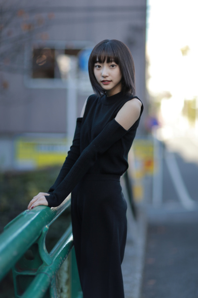 日女星武田玲奈清新秀丽 着黑裙露性感香肩_新浪图片