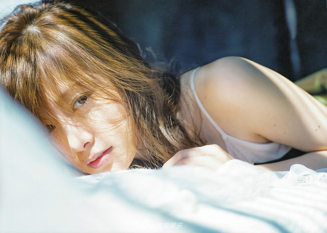 乃木坂46白石麻衣写真曝光 光影间魅惑尽显