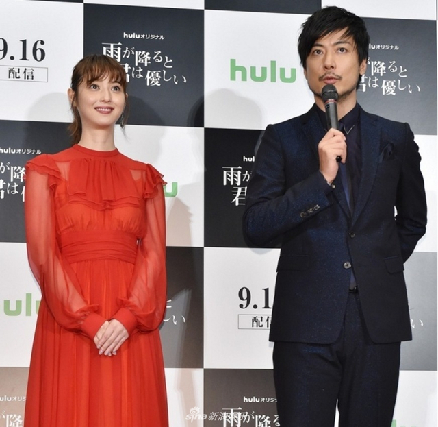 组图:佐佐木希出席新剧发布会 一袭红裙十分亮眼