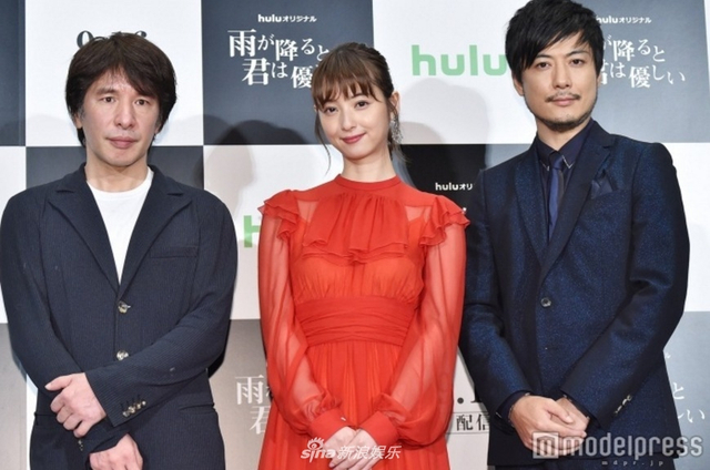 组图:佐佐木希出席新剧发布会 一袭红裙十分亮眼