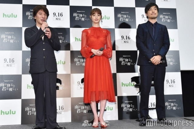 组图:佐佐木希出席新剧发布会 一袭红裙十分亮眼