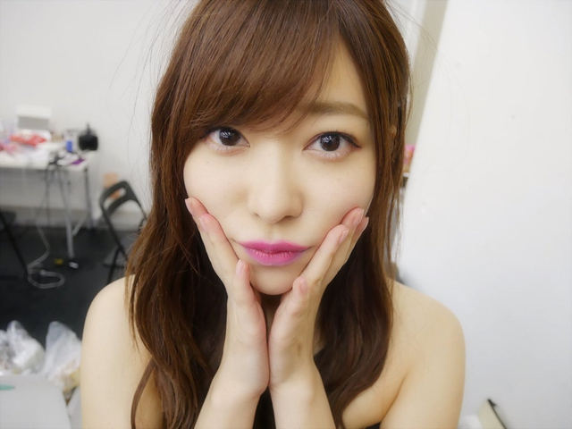 指原莉乃迎25岁生日 与蛋糕合影笑容灿烂