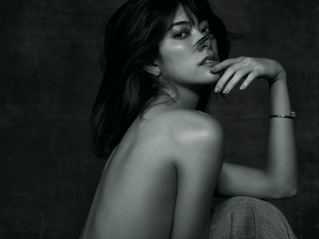 组图:模特森星发行第一本写真集 展现85cm超长美腿