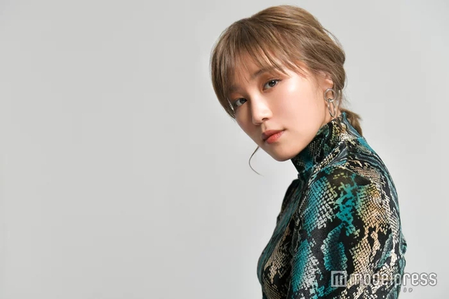 e-girls鹫尾伶菜拍摄组图 身姿优雅气质不凡