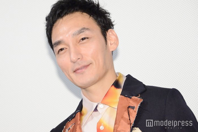 草彅刚身穿另类西服十分吸睛