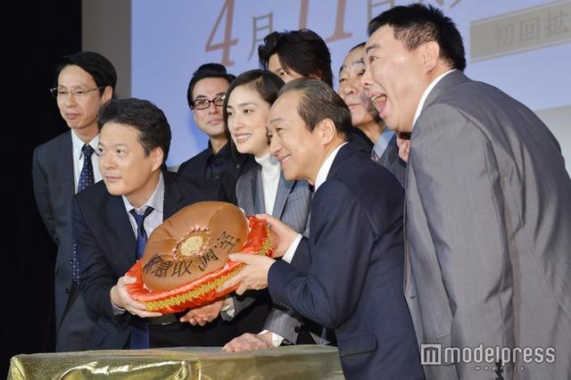 天海祐希出席主演日剧首映会西装造型干练精致 新浪图片