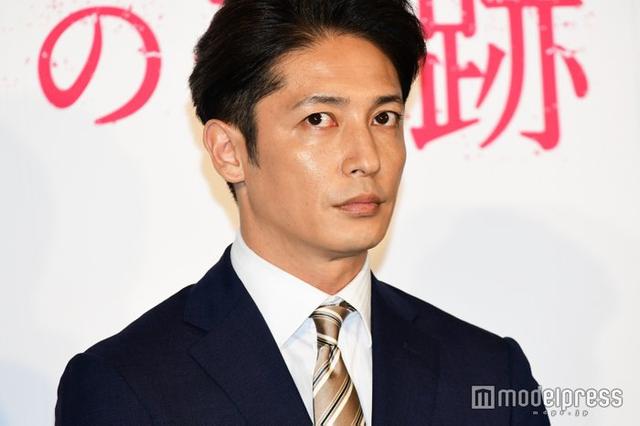 玉木宏出席主演日剧活动 西装革履英俊十足