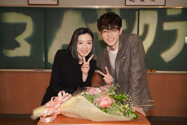 《3年a班》杀青合影 "lets think!"映在黑板上_新浪图片