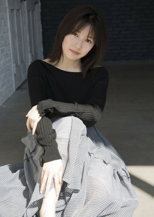渡边麻友穿露背装拍摄写真 笑容优雅甜美