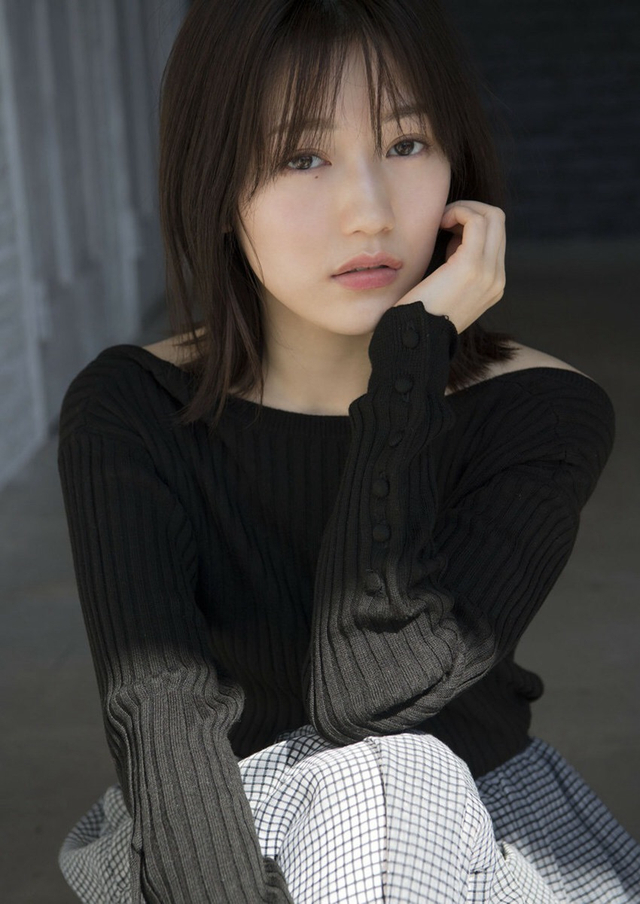 渡边麻友穿露背装拍摄写真 笑容优雅甜美