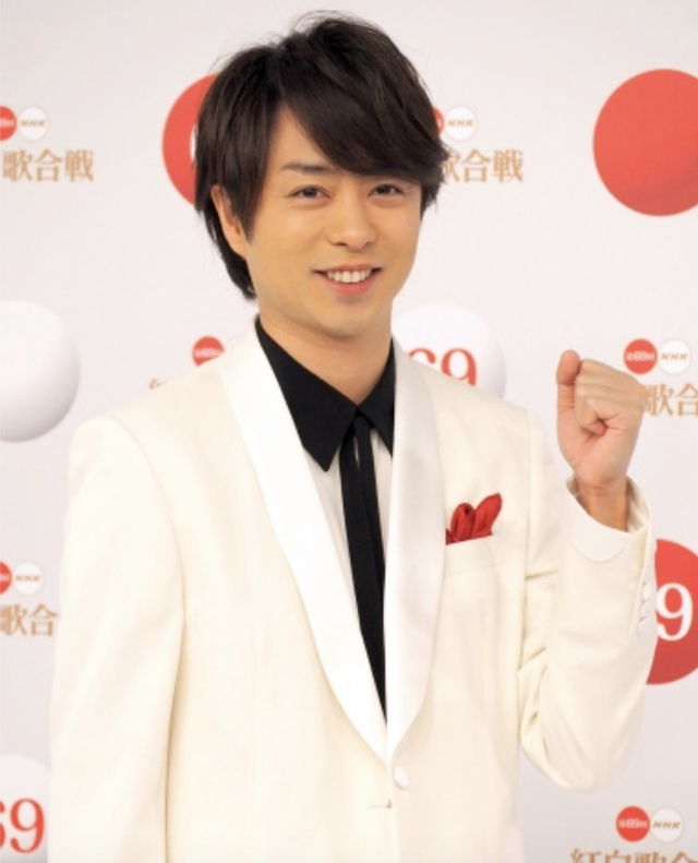 樱井翔出席红白歌会采访会 白色西装尽显成熟稳重可靠