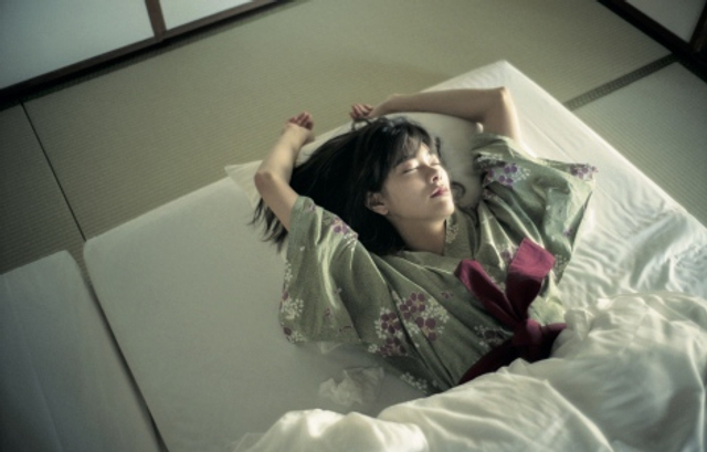 组图:模特森星发行第一本写真集 展现85cm超长美腿