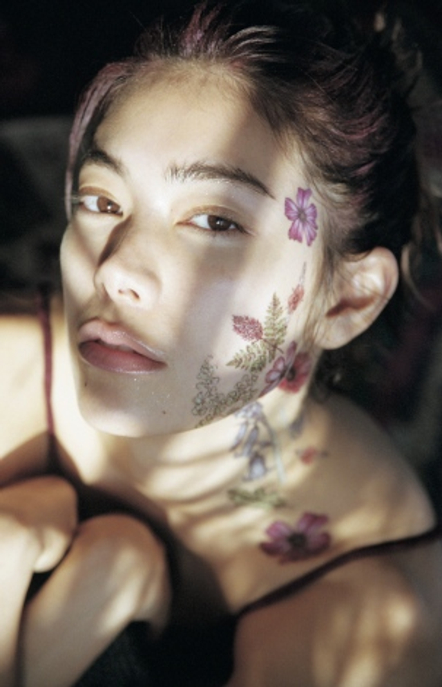 组图:模特森星发行第一本写真集 展现85cm超长美腿