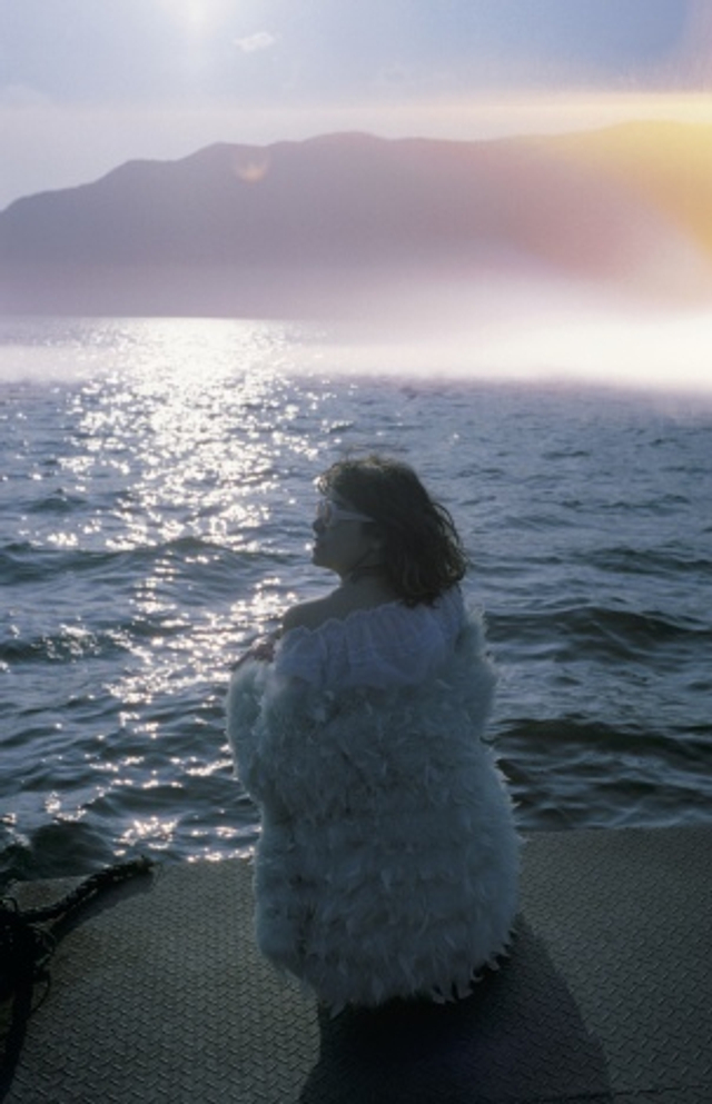 组图:模特森星发行第一本写真集 展现85cm超长美腿