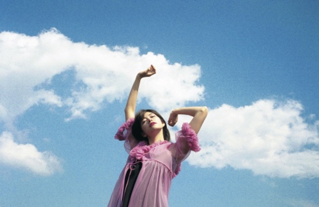 组图:模特森星发行第一本写真集 展现85cm超长美腿