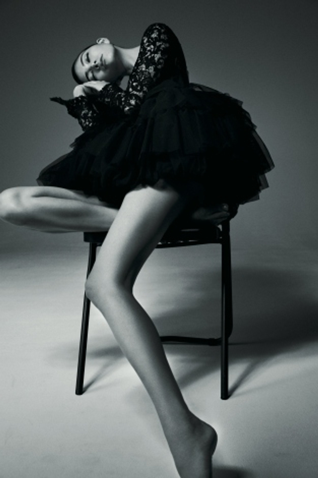 组图:模特森星发行第一本写真集 展现85cm超长美腿