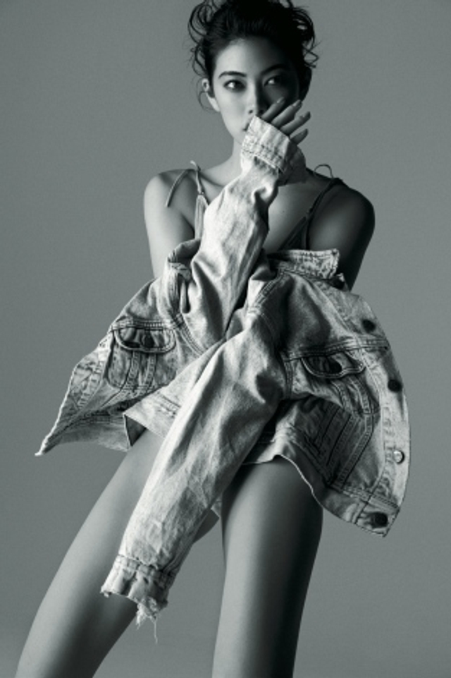 组图:模特森星发行第一本写真集 展现85cm超长美腿