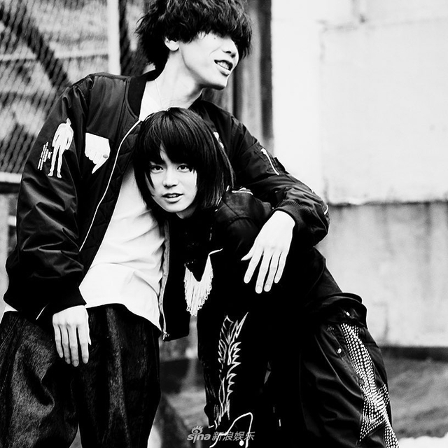 菅田将晖米津玄师拍摄黑白大片 互搂肩膀很有爱