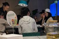 苗苗四川探班郑恺 一家人围坐吃火锅其乐融融