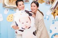 胡杏儿庆三胎儿子出生200天 与陈敏之贴脸合照