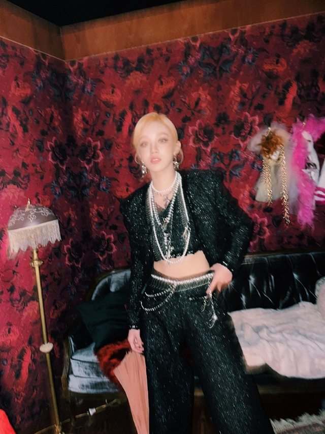 宋雨琦晒音乐银行后台照 橘发搭配黑白造型又美又辣_新浪图片