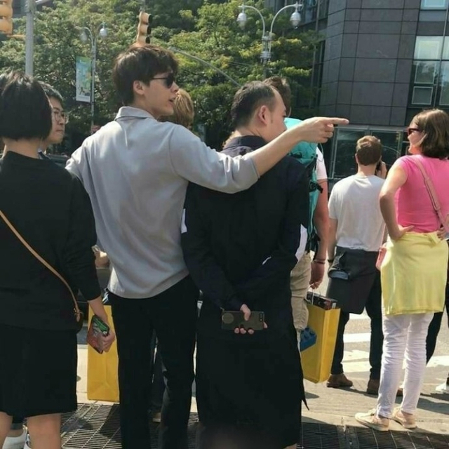 组图：网友纽约街头偶遇李易峰 帅气低调满屏大长腿