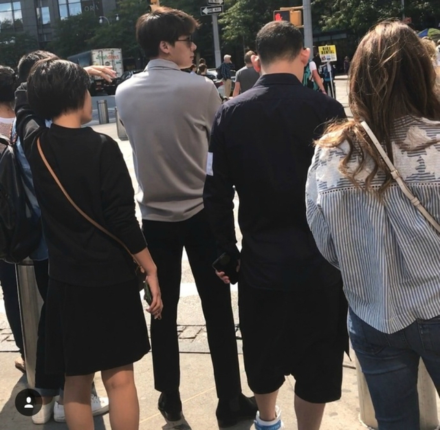 组图：网友纽约街头偶遇李易峰 帅气低调满屏大长腿