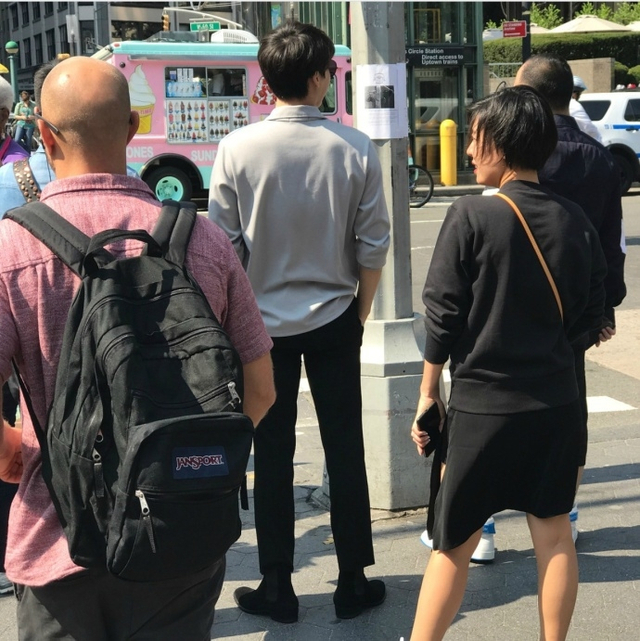组图：网友纽约街头偶遇李易峰 帅气低调满屏大长腿